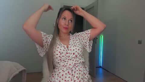 Snapshot of cometoseeme_ chatting on October 19, 2025, 3:45 pm Alice online show from October 19, 2025, 3:45 pm