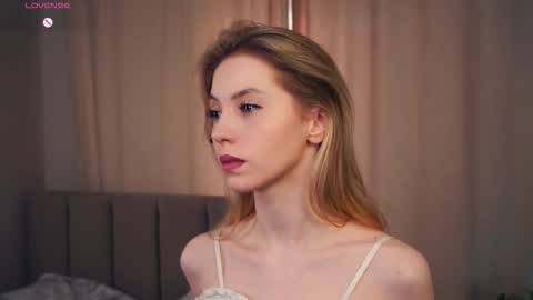 Hello im Sofia Welcme to my room .More hugs and kiss for you online show from November 20, 2025, 6:35 am