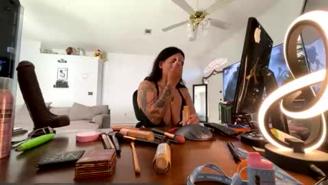 Snapshot of controllercutie chatting on December 20, 2025, 5:20 pm controllercutie online show from December 20, 2025, 5:20 pm