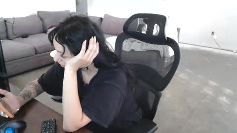 Snapshot of controllercutie chatting on January 15, 2026, 1:37 pm controllercutie online show from January 15, 2026, 1:37 pm