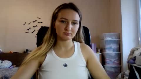 cora_fora online show from November 12, 2025, 12:27 pm