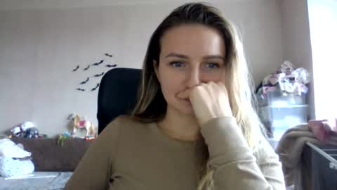 cora_fora online show from November 19, 2025, 11:10 am