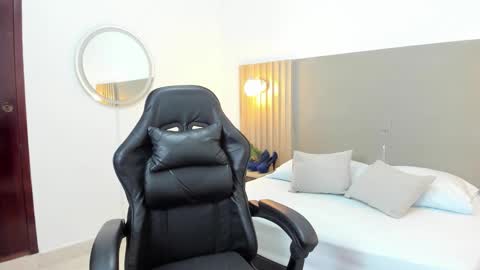 C O R A  L online show from November 4, 2025, 2:10 am