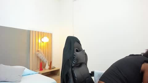 C O R A  L online show from November 5, 2025, 2:22 am