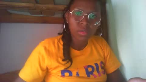 Snapshot of couleur_vanille chatting on February 4, 2025, 8:02 am couleur_vanille online show from February 4, 2025, 8:02 am