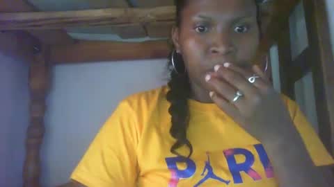 Snapshot of couleur_vanille chatting on February 4, 2025, 11:05 am couleur_vanille online show from February 4, 2025, 11:05 am