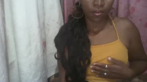 Snapshot of couleur_vanille chatting on February 28, 2025, 12:10 am couleur_vanille online show from February 28, 2025, 12:10 am