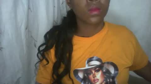 Snapshot of couleur_vanille chatting on November 3, 2025, 1:19 am couleur_vanille online show from November 3, 2025, 1:19 am