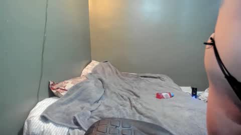 Snapshot of couple4cam777 chatting on January 9, 2026, 5:32 am couple4cam777 online show from January 9, 2026, 5:32 am