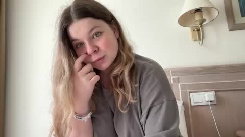 Elise online show from October 3, 2025, 10:23 am
