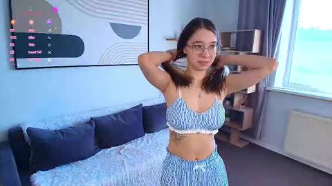 Snapshot of crazy_selfi chatting on March 17, 2026, 7:01 am Emma online show from March 17, 2026, 7:01 am