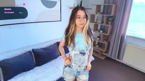 Snapshot of crazy_selfi chatting on March 19, 2026, 7:01 am Emma online show from March 19, 2026, 7:01 am