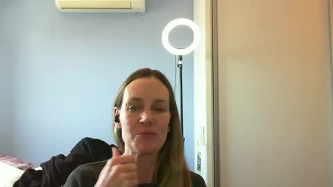 Anny online show from November 11, 2025, 4:07 pm