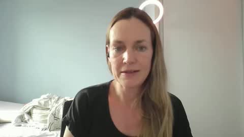 Anny online show from December 15, 2025, 4:33 pm