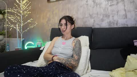 crissy_love online show from February 5, 2025, 2:51 am