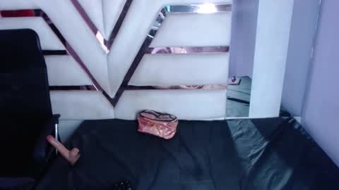 Snapshot of cristal_bobs chatting on September 17, 2025, 4:03 am Cristal online show from September 17, 2025, 4:03 am