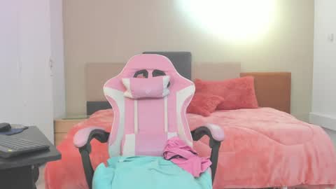 Snapshot of cristal_crossfit chatting on January 17, 2025, 9:06 am Cristal online show from January 17, 2025, 9:06 am