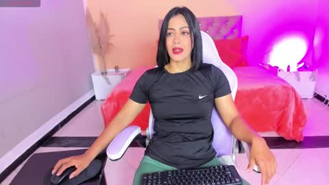 Snapshot of cristal_crossfit chatting on November 19, 2025, 10:04 am Cristal online show from November 19, 2025, 10:04 am