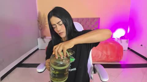 Snapshot of cristal_crossfit chatting on December 17, 2025, 10:10 am Cristal online show from December 17, 2025, 10:10 am