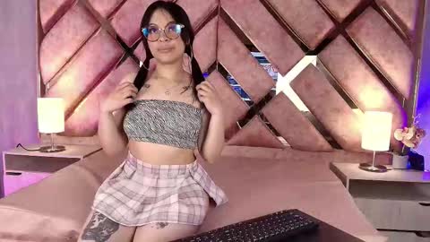 Snapshot of cristal_violeta chatting on December 5, 2025, 2:36 pm CRISTAL VIOLETA online show from December 5, 2025, 2:36 pm