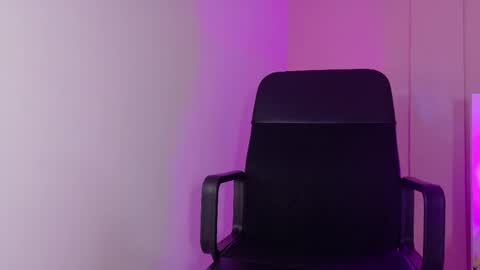 Snapshot of cristalcornner_ chatting on October 17, 2025, 7:49 pm Nicole Connection time 220pm-910pmCol online show from October 17, 2025, 7:49 pm