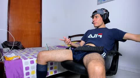 Snapshot of cristian_ortiz_1 chatting on December 27, 2024, 1:22 am Cristian online show from December 27, 2024, 1:22 am