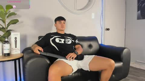Snapshot of cristopher_strong chatting on April 21, 2026, 12:33 pm Cristopher online show from April 21, 2026, 12:33 pm