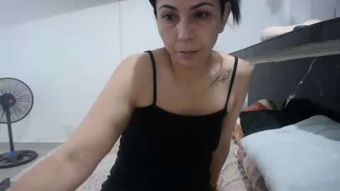 crisyoha4020 online show from October 6, 2025, 5:49 am