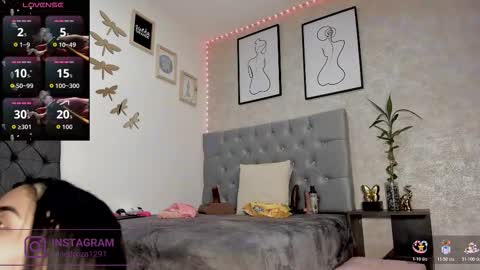 Snapshot of crystal_beennz chatting on December 1, 2025, 2:05 am online show from December 1, 2025, 2:05 am