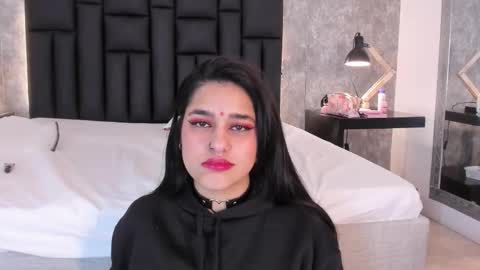 Crystal online show from November 10, 2025, 3:44 pm