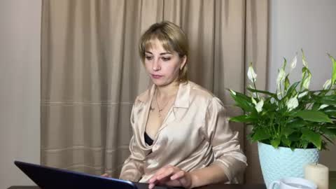 Snapshot of crystalfever_ chatting on June 20, 2026, 8:11 pm Mary online show from June 20, 2026, 8:11 pm
