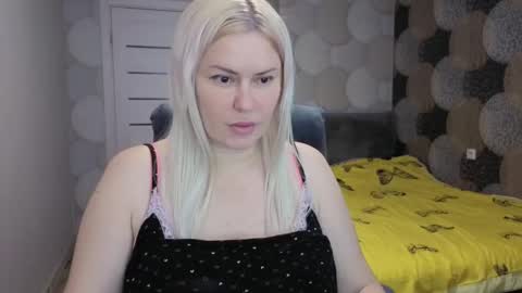 CrystallEyessq online show from October 26, 2025, 3:01 am