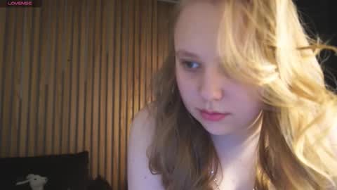 crystallpaws_ online show from December 23, 2025, 6:22 am