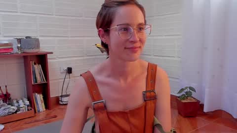 Snapshot of cuddlingbunnny chatting on January 18, 2025, 9:45 pm Leonela online show from January 18, 2025, 9:45 pm