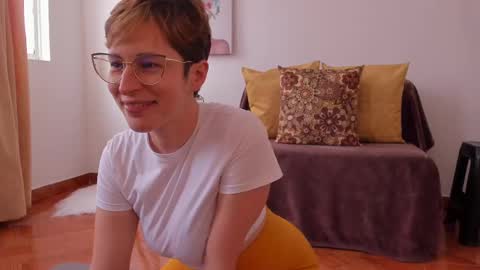 Snapshot of cuddlingbunnny chatting on February 18, 2025, 6:15 pm Leonela online show from February 18, 2025, 6:15 pm