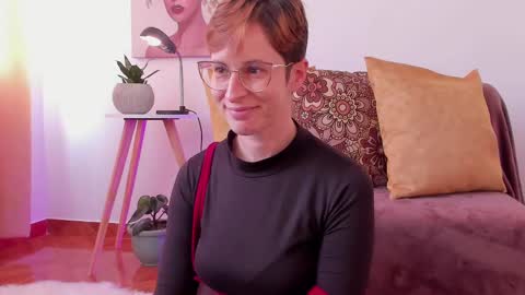 Snapshot of cuddlingbunnny chatting on February 21, 2025, 6:48 pm Leonela online show from February 21, 2025, 6:48 pm