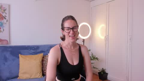 Snapshot of cuddlingbunnny chatting on March 19, 2026, 6:01 pm Leonela online show from March 19, 2026, 6:01 pm