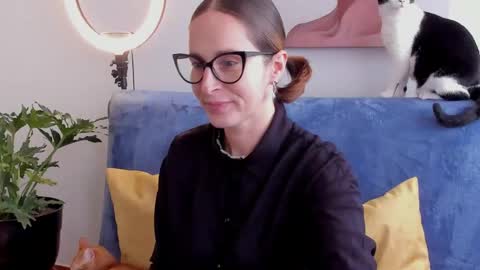 Snapshot of cuddlingbunnny chatting on May 9, 2026, 7:08 pm Leonela online show from May 9, 2026, 7:08 pm