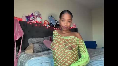 Snapshot of cum2charmxx chatting on October 19, 2025, 12:44 am cum2charmxx online show from October 19, 2025, 12:44 am