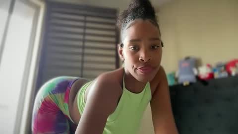 Snapshot of cum2charmxx chatting on April 19, 2026, 10:01 pm cum2charmxx online show from April 19, 2026, 10:01 pm