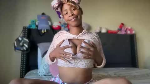 Snapshot of cum2charmxx chatting on May 27, 2026, 1:24 am cum2charmxx online show from May 27, 2026, 1:24 am