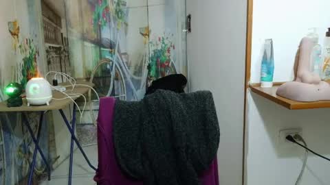Snapshot of curly_greeneyed chatting on April 22, 2026, 2:36 am Vannesa online show from April 22, 2026, 2:36 am
