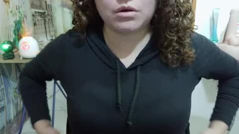 Snapshot of curly_greeneyed chatting on May 13, 2026, 1:36 am Vannesa online show from May 13, 2026, 1:36 am