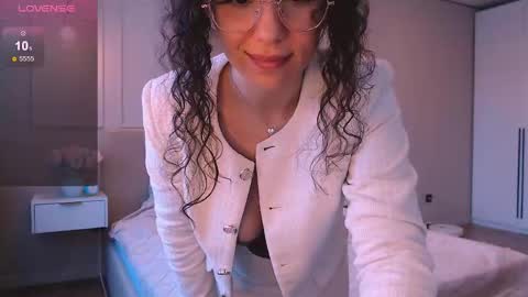 curly_jade_ online show from May 16, 2026, 3:00 pm