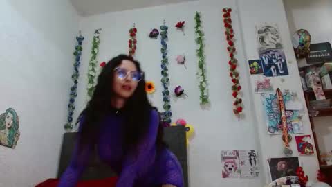 Snapshot of curlybutterfly chatting on December 19, 2025, 10:28 pm curlybutterfly online show from December 19, 2025, 10:28 pm