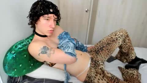 Snapshot of curlyytwink chatting on May 13, 2026, 2:47 pm Noah online show from May 13, 2026, 2:47 pm