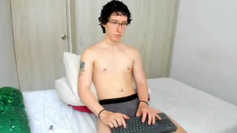 Snapshot of curlyytwink chatting on June 5, 2026, 4:56 pm Noah online show from June 5, 2026, 4:56 pm