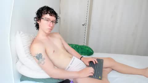 Snapshot of curlyytwink chatting on July 1, 2026, 3:01 pm Noah online show from July 1, 2026, 3:01 pm