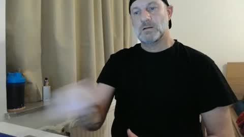 Snapshot of curman85 chatting on February 18, 2025, 11:41 pm Curman85 online show from February 18, 2025, 11:41 pm