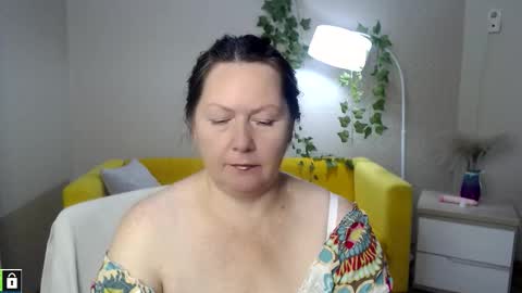 Snapshot of curvy_girlz chatting on November 4, 2025, 5:23 pm curvy_girlz online show from November 4, 2025, 5:23 pm